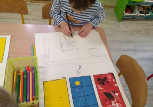 Chłopiec rysuje swoją wizualizację świata wokół głoski u